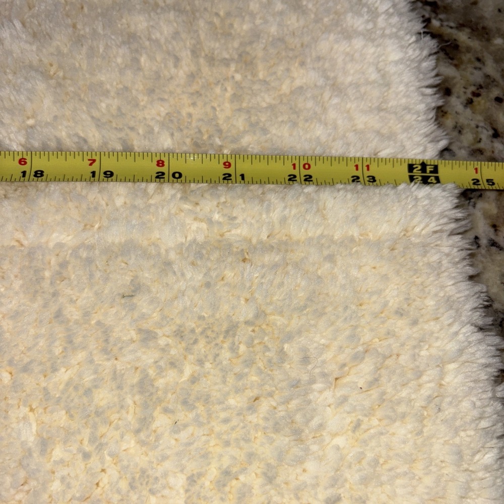 soft bath rug approx. 18" x 24"   NWOT‎ Off White/cream Color. 3489